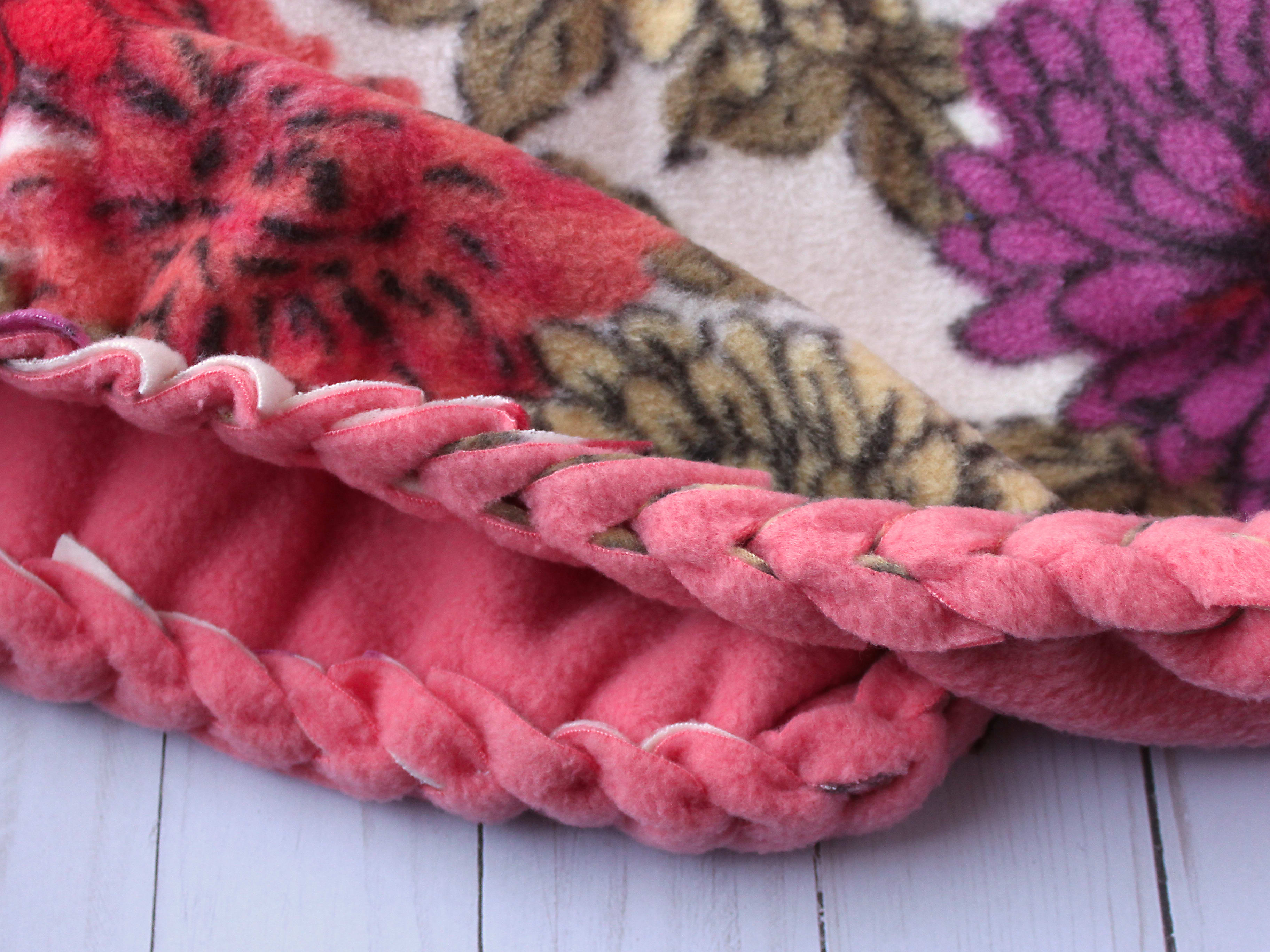 Makes 1 No Sew Blanket Creativity for Kids Deluxe Easy Weave Fleece Blanket Making Kit 