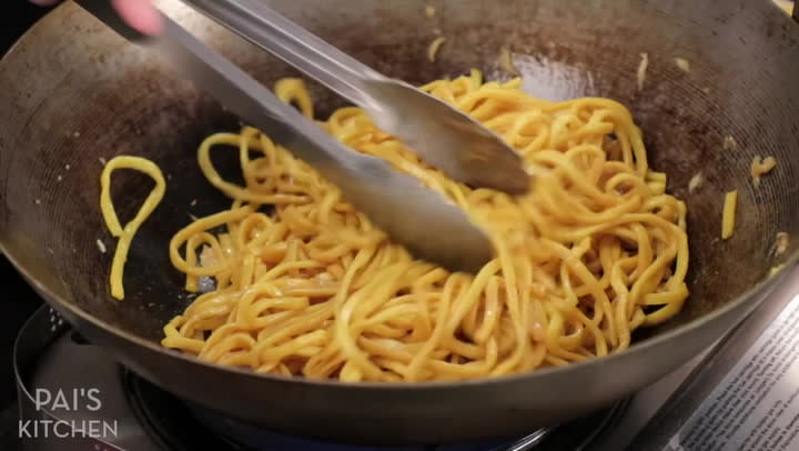 Garlic Noodles Recipe (from SF Bay Area) Video Tutorial - Pai's Kitchen