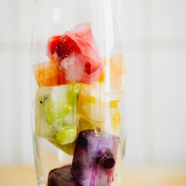 Razernij tetraëder Beschrijvend Regenboog ijsblokjes maken met fruit - Vega Recepten