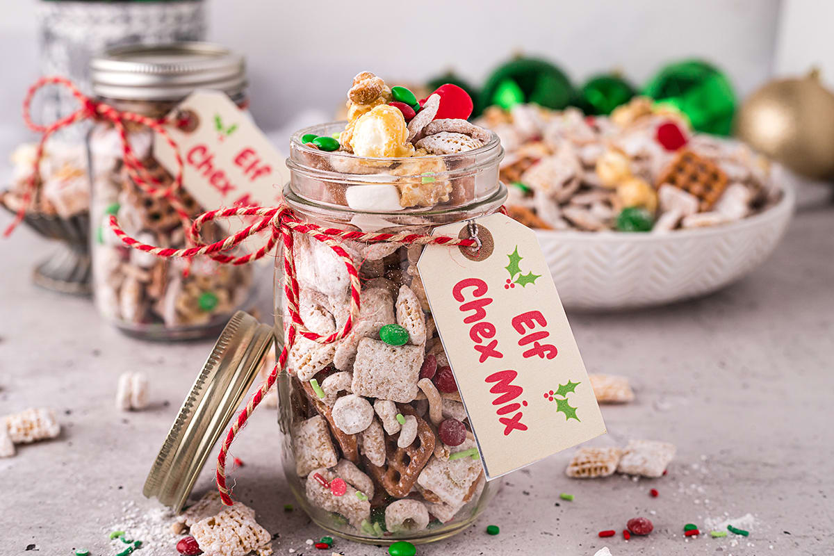 Christmas Snack Mix in a Jar - Walking On Sunshine Recipes