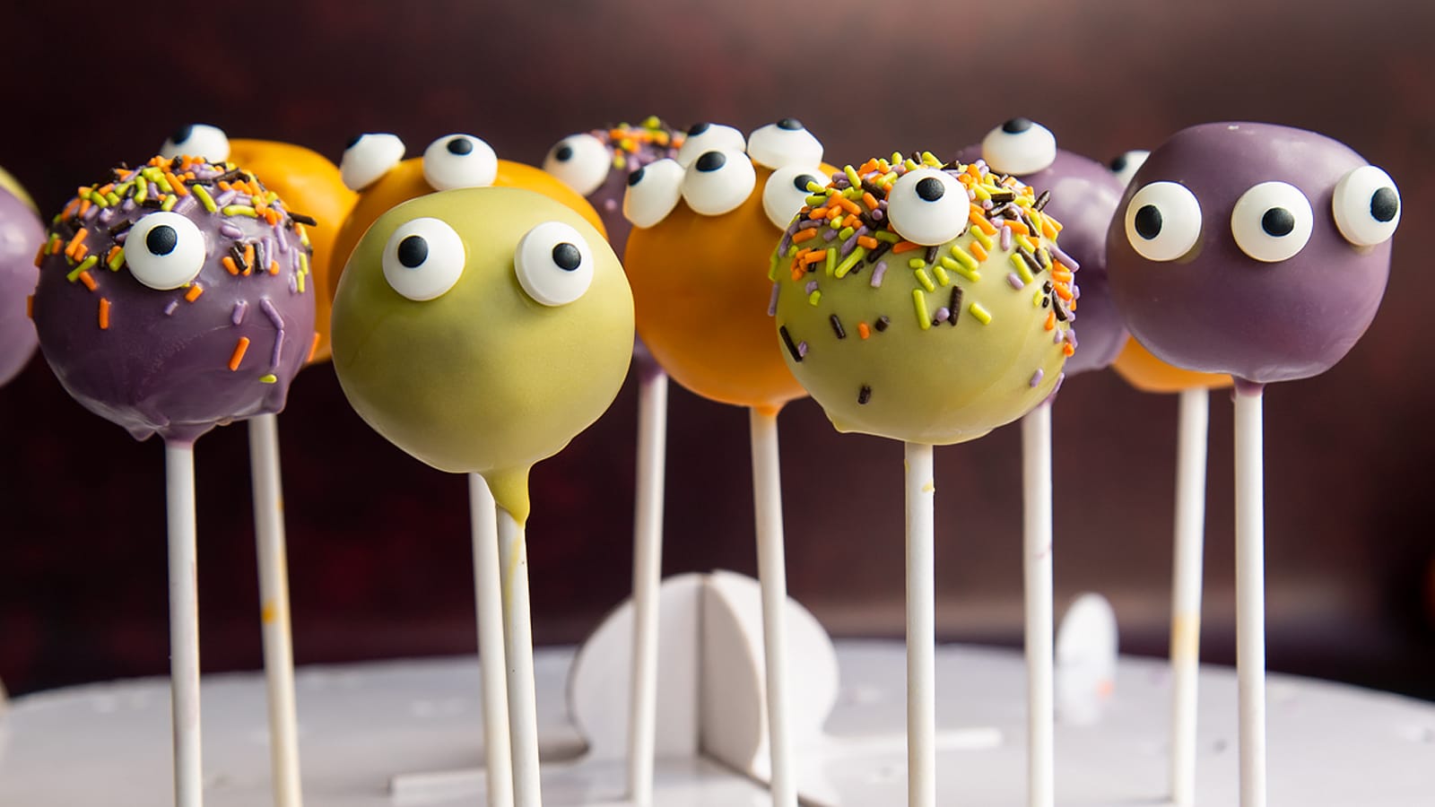 15 HALLOWEEN CAKE POPS -- Awesome tutorials for Halloween treats.