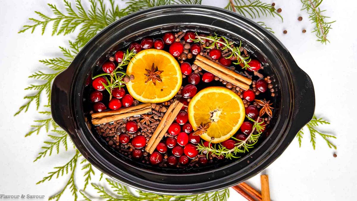 Holiday Slow Cooker Potpourri - Everyday Shortcuts