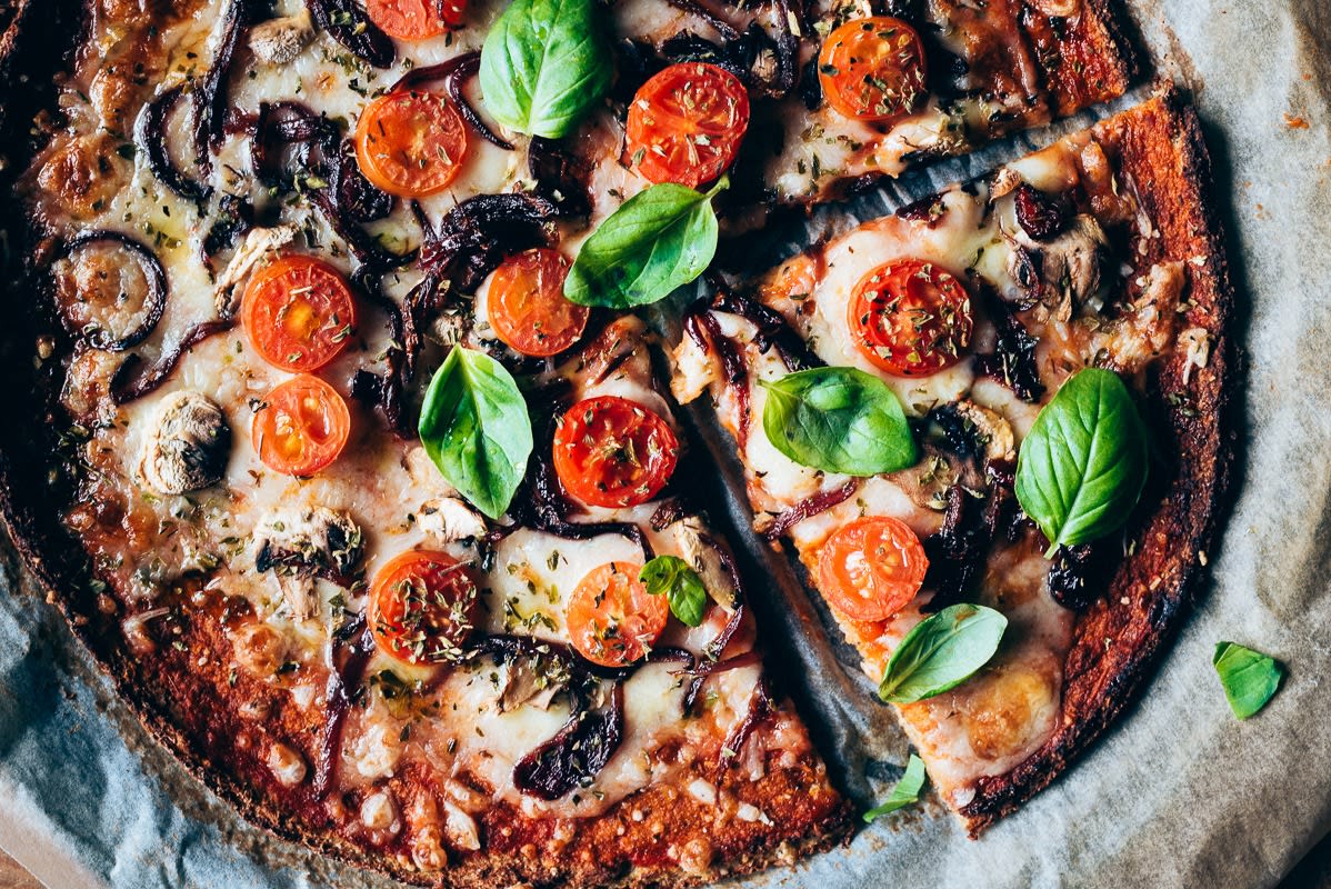 Pizza con harina de garbanzos. Receta de cocina saludable, fácil y deliciosa