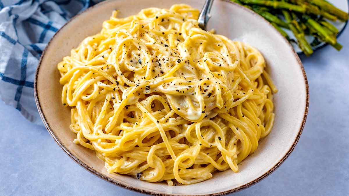 10 Minute Cream Cheese Pasta - Hungry Healthy Happy