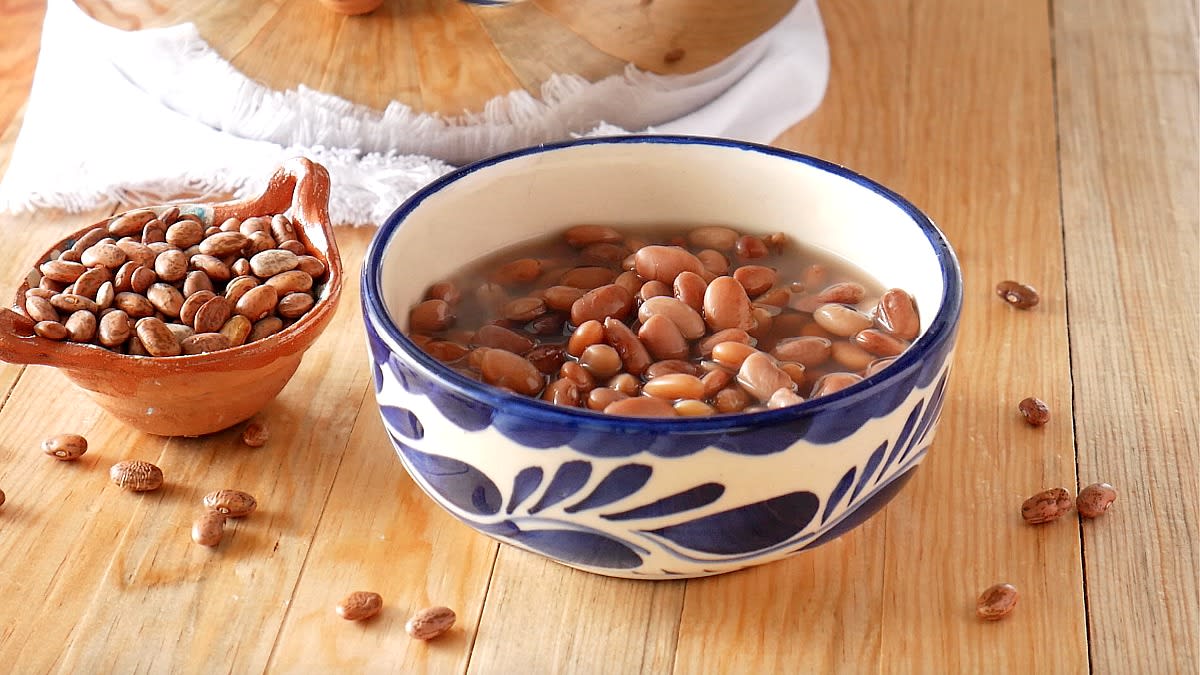 Frijoles de la Olla (Mexican Pinto Beans Recipe) - A Spicy Perspective