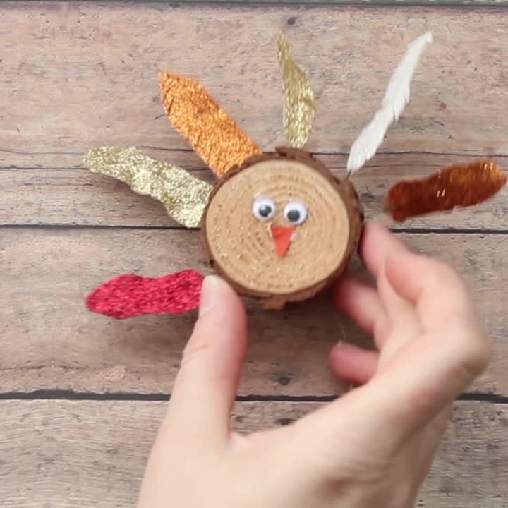 DIY Wood Slice Turkeys