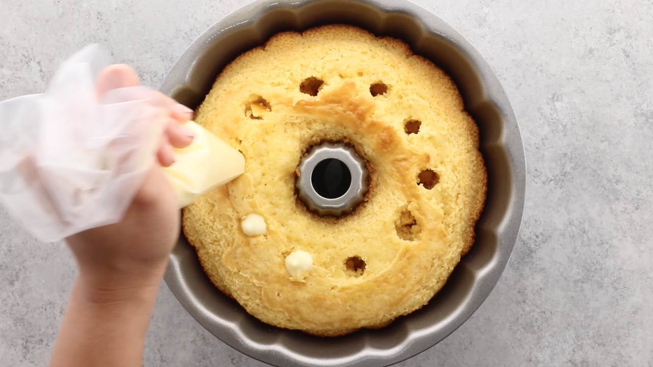 Crème-Filled Golden Bundt Cake Recipe 