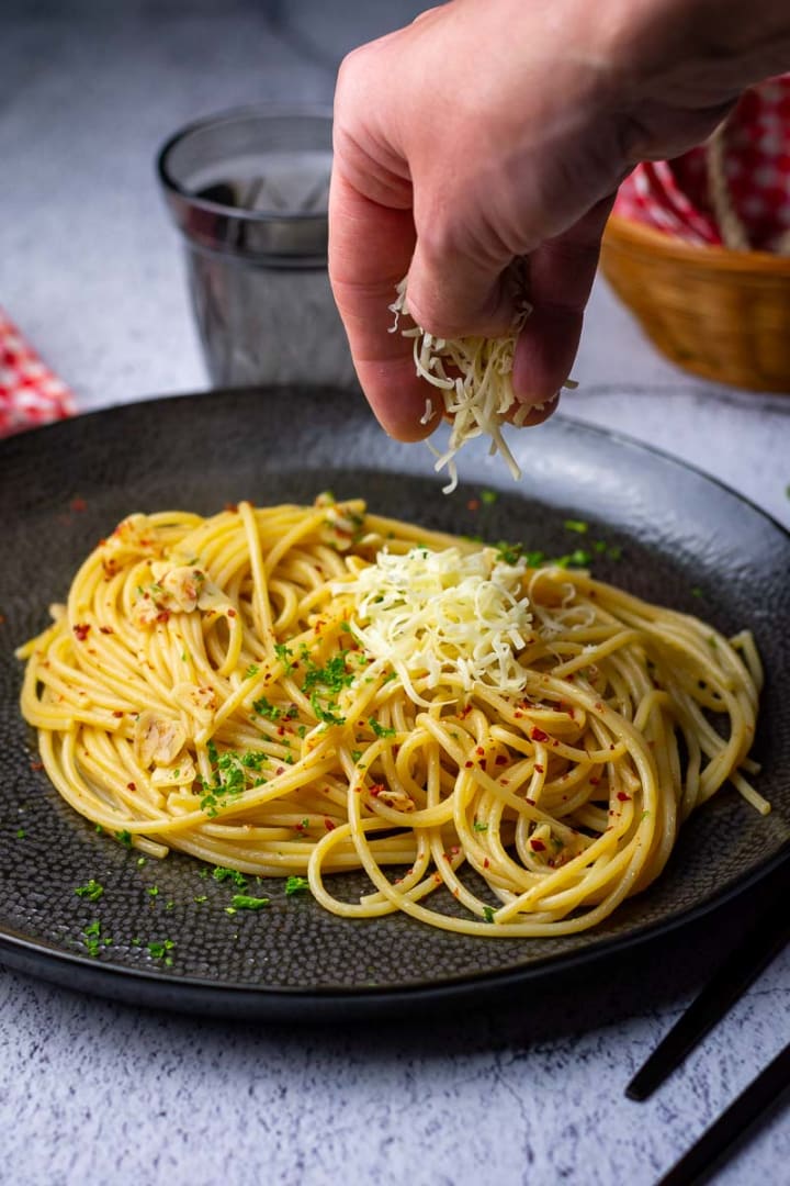 Spaghetti Aglio Olio e Peperoncino (Easy Chilli Garlic Pasta)