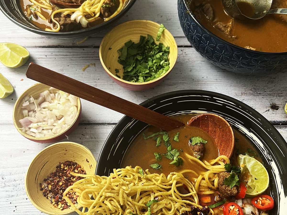 Semangkuk Khao Soi Ayam dengan kuah kari santan kental