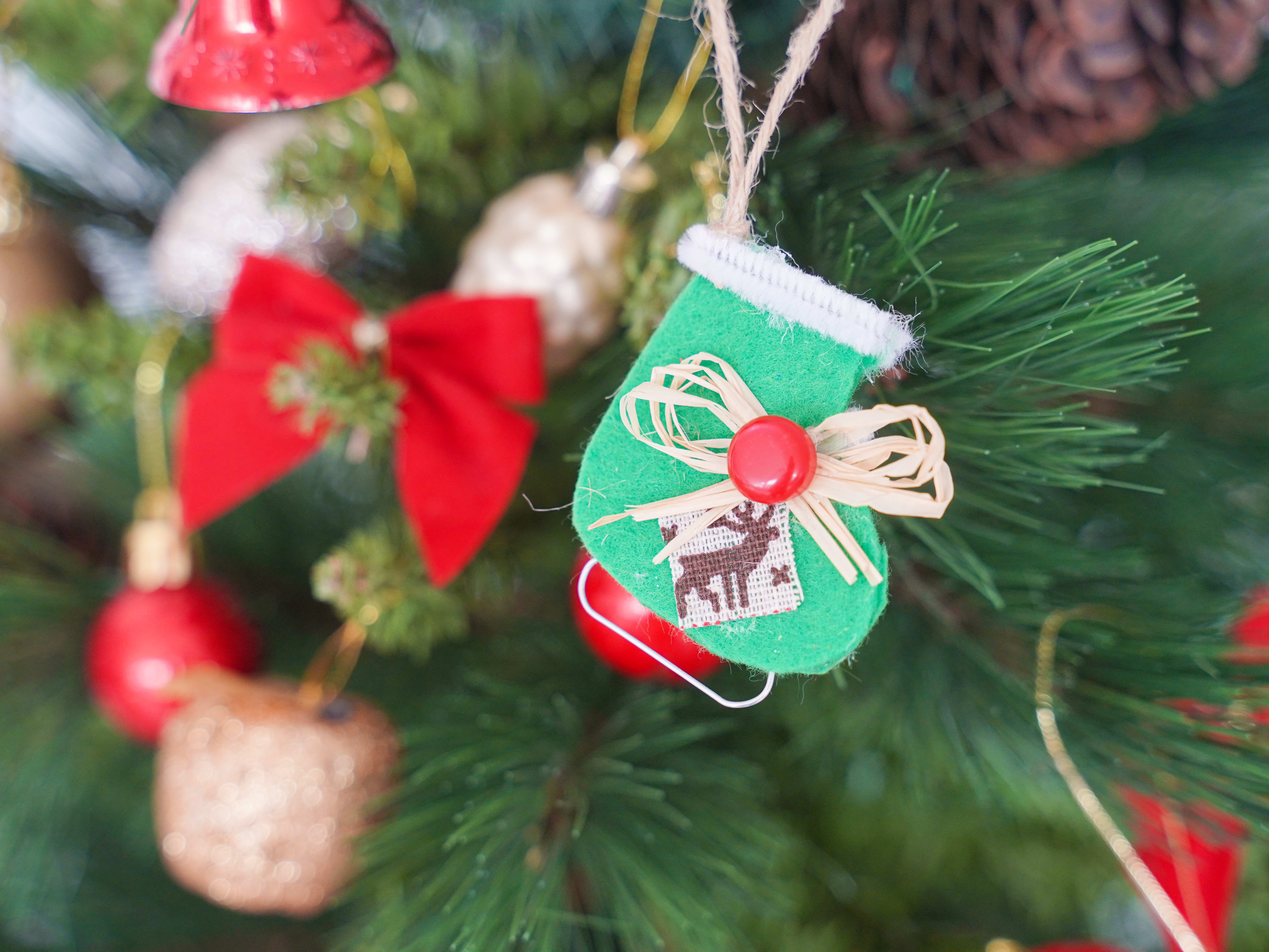 Glitter Foam Christmas Ornament Craft is an Easy Winter Project