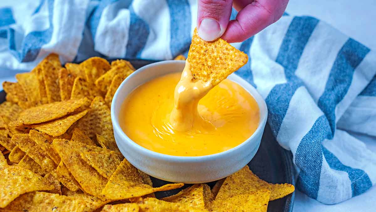 Cheddar Sauce - Liquid cheese sauce for nacho chips and t