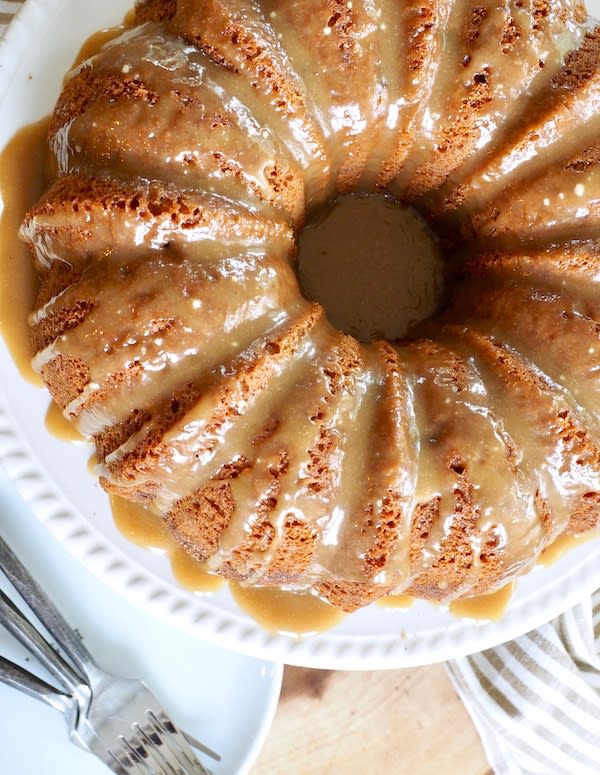 Easy Cinnamon Bundt Cake Recipe - Cinnamon Swirl Cake