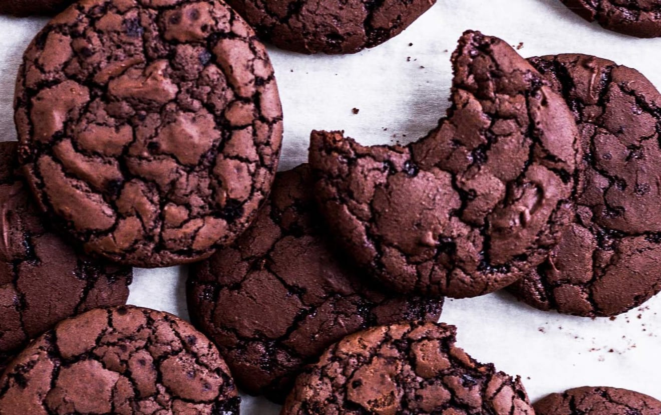 Brownie cookies cu ciocolată și alune de pădure – rețeta de biscuiți negrese cu Bailey’s