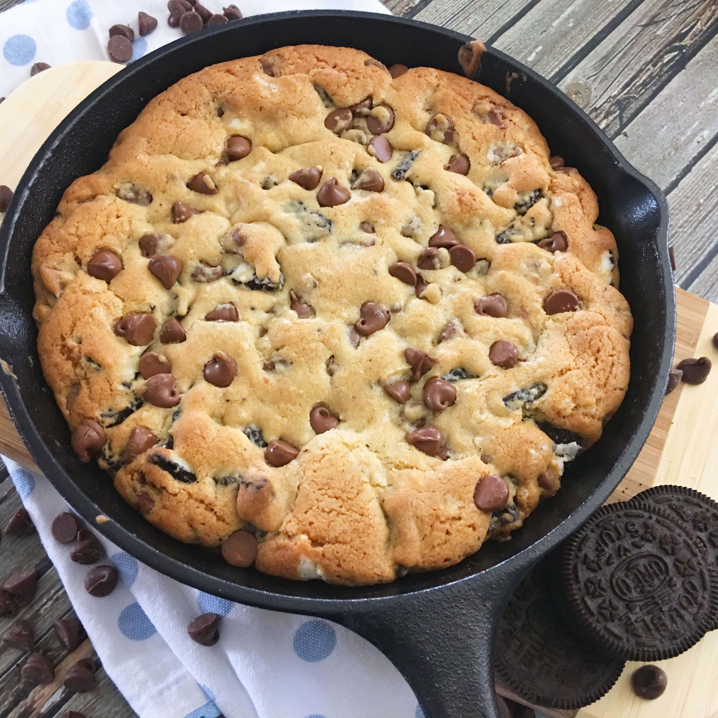 Lodge Cast Iron Biscuit and Mini Cake Baking Pan - Town Hardware