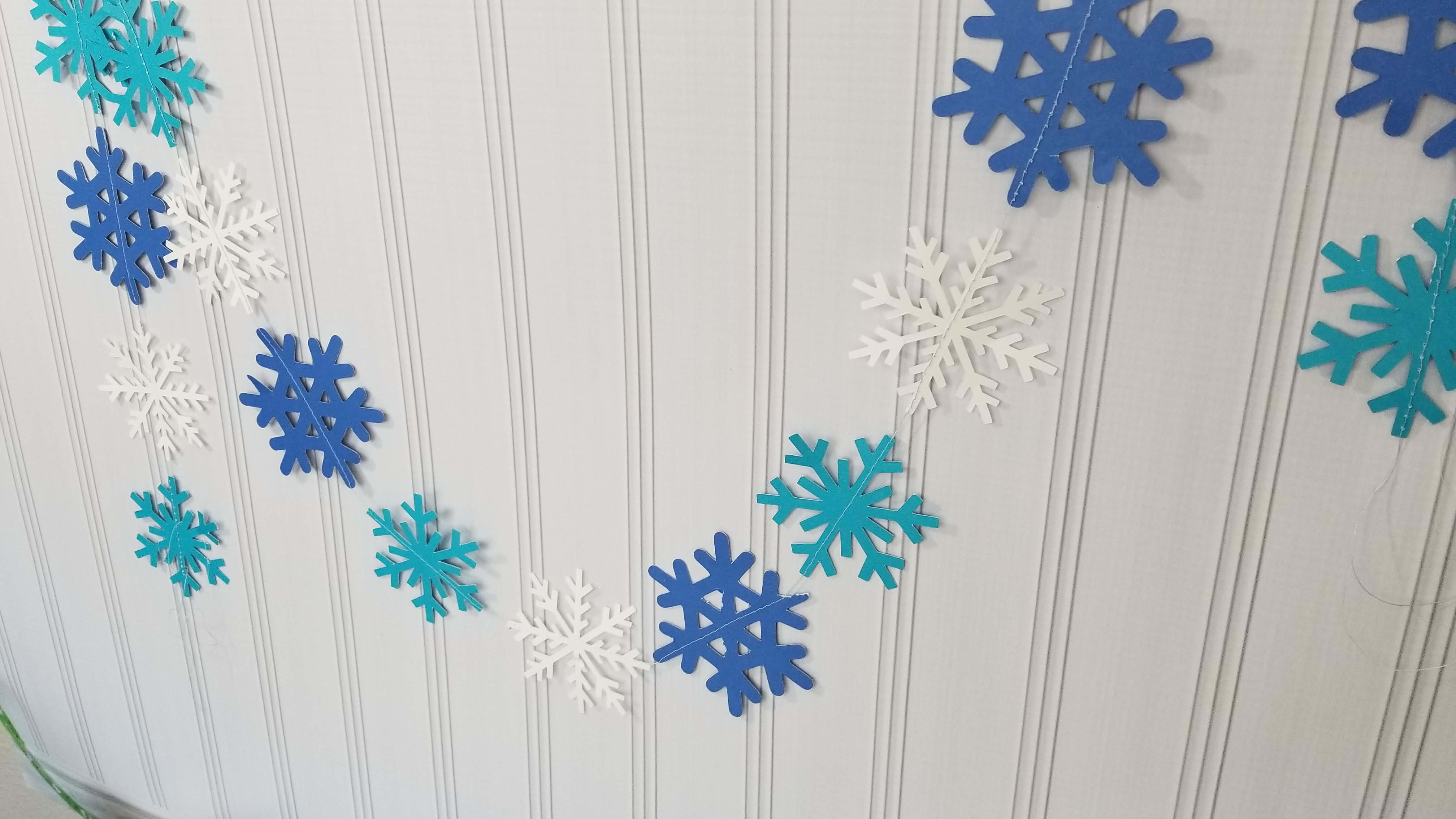 mon makes things: Day 02: DIY Snowflake Garland
