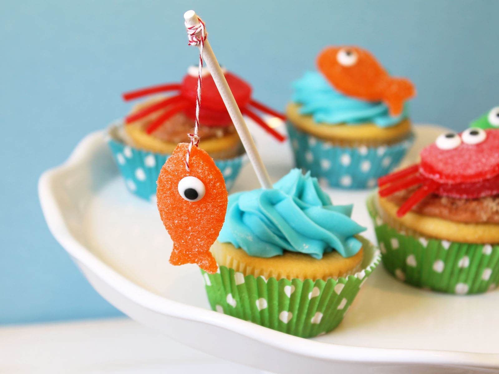 Fish cupcakes and summer cupcake ideas: gumdrop fish and crabs!
