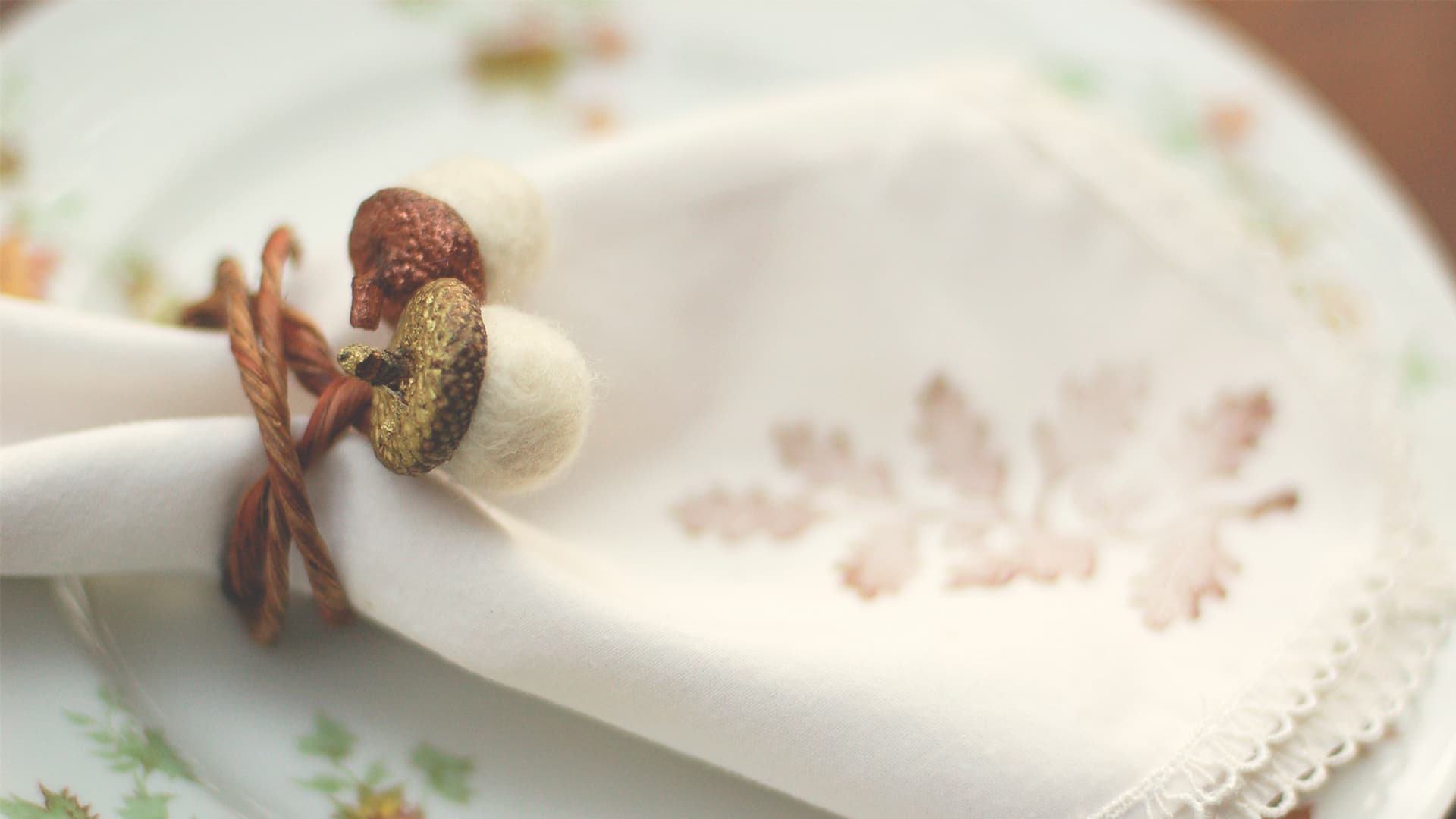 Rustic Chic Felt Acorn Napkin Ring Tutorial for Thanksgiving and Fall