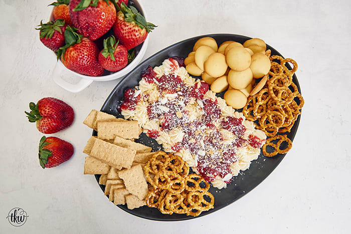 H-E-B Medium Fresh Fruit Party Tray - Strawberry Cheesecake Dip