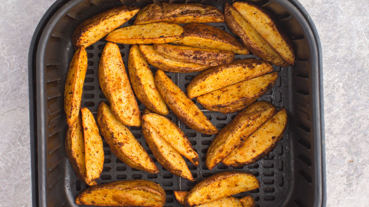 EASY POTATO WEDGES 😱😱😱😱😱 WITH @paris.rhone AIR FRYER OVEN