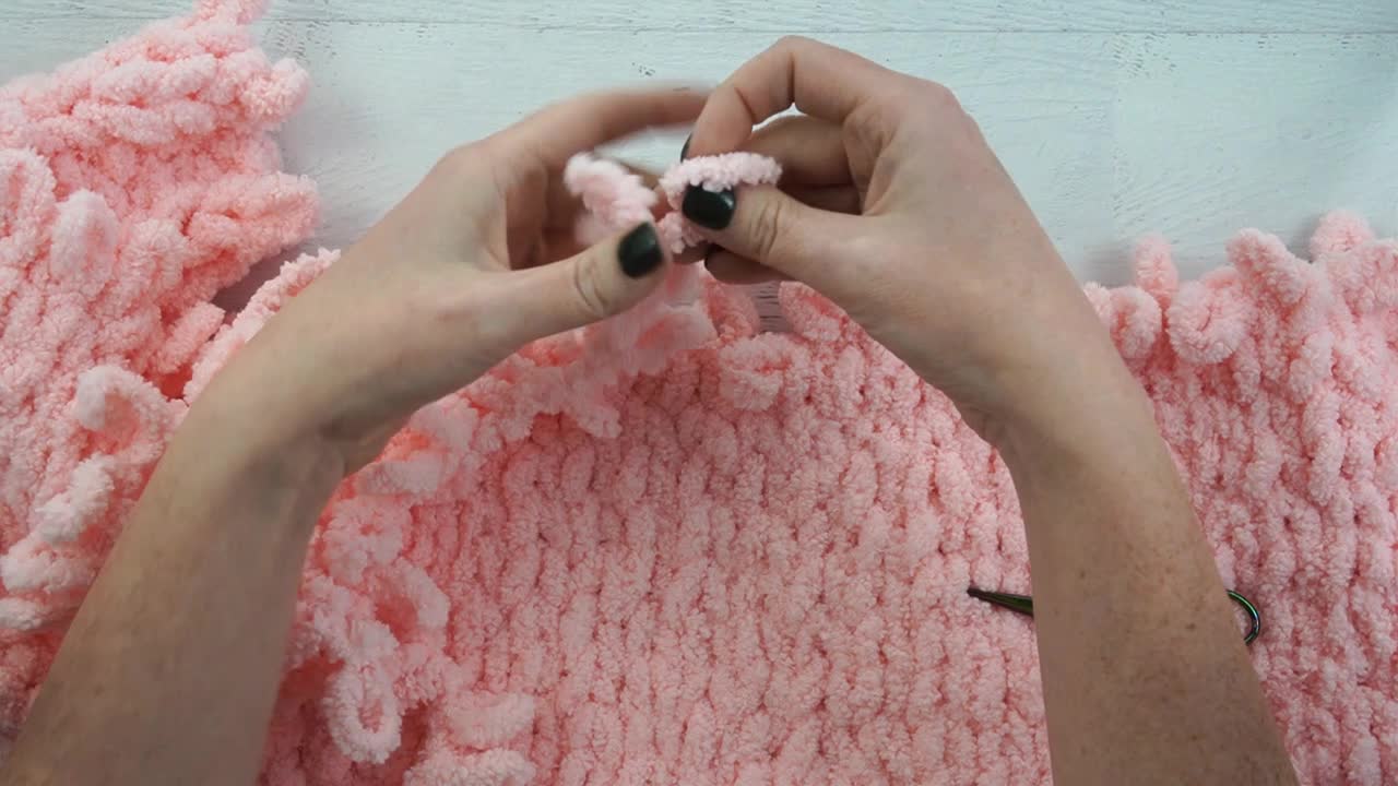 How to Make a Loop Yarn Blanket - Cutesy Crafts