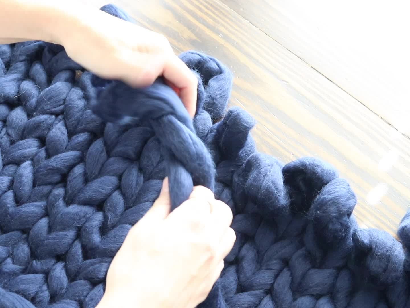 DIY Chunky Knit Blanket Tutorial - No Tools Required! (2023) - Raising  Nobles